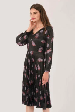 Closet London Black V-Neck Pleated Floral Print Dress -Closet London Popular Shop D6488 DSC 4682 25542.1605698528